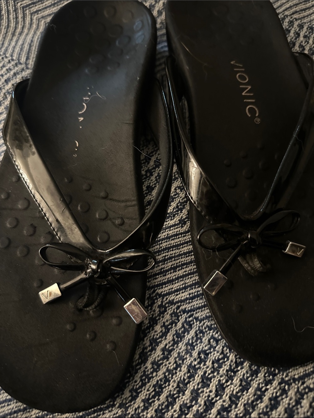 Vionic Black Patent Bow Flip Flop Sandals - Picture 3 of 3